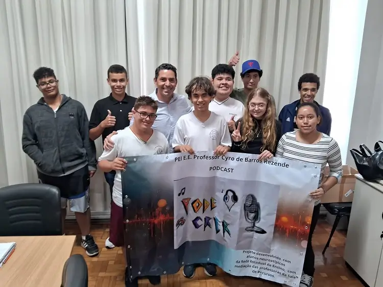 Alunos neuroatípicos da rede estadual entrevistam o prefeito Franklin