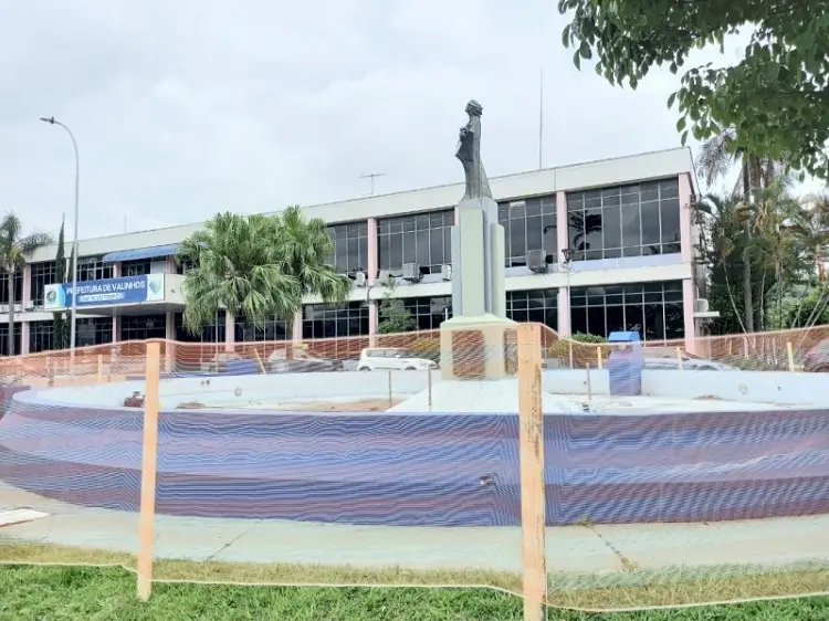 Após 4 décadas, fonte do Paço Municipal volta a funcionar