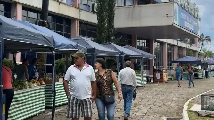 Papai Noel garante clima natalino na Feira do Povo