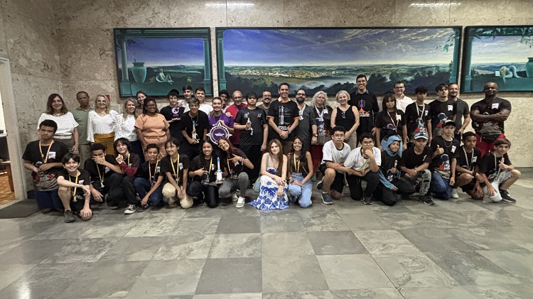 Prefeito recebe estudantes de cinco EMEBs que participaram da Mostra Brasileira de Foguetes