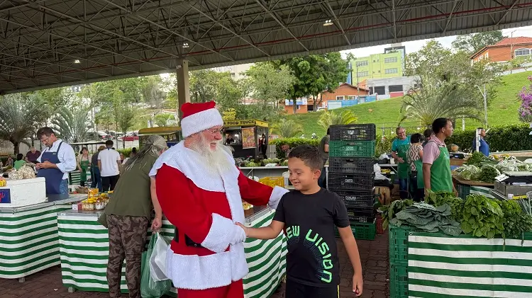 Papai Noel atrai famílias e movimenta a Feira do CACC
