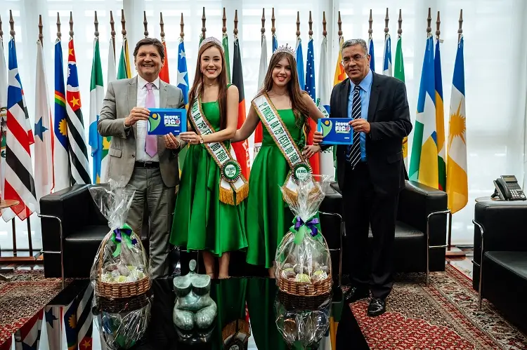 Corte da Festa do Figo visita Alesp e entrega convite oficial