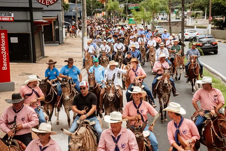 Desfile de Muladeiros, Cavaleiros e Charreteiros abre programação da 75ª Festa do Figo