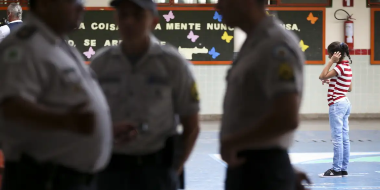 Veja quais escolas da RMC adotam o modelo Cívico-Militar nesta segunda